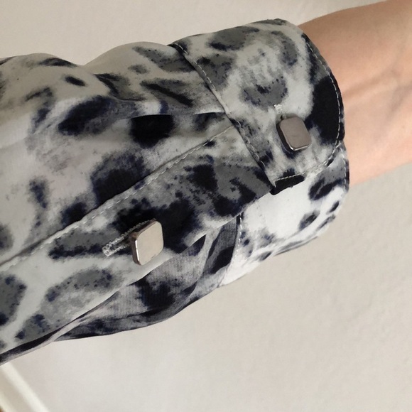 RW & CO. Animal print blouse. Long sleeve long torso tunic top Subtle Sexy Large - Picture 10 of 10